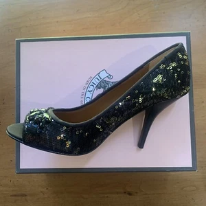 Juicy Couture Größe 7,5 M Daria J970112 Damen-Absatzschuhe schwarz gold unordentlich Pailletten - Bild 1 von 8