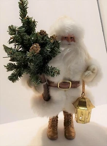 Wald Weihnachtsmann weiß/creme Kunstfell, Messing Laterne & Baum 10,5 Zoll - Bild 1 von 8