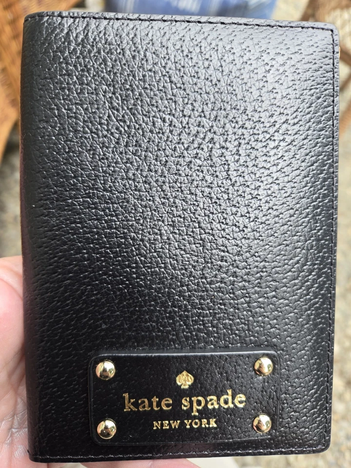 Cubierta de pasaporte KATE SPADE Nueva York letras negras y rosas pala Foto 1 de 4