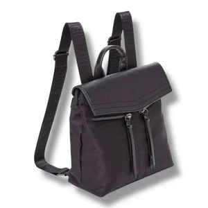 Mini mochila de nailon Botkier para mujer negra con gatillo ($134) - Imagen 1 de 16