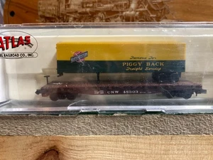 ATLAS SCALA N CNW PIGGYBACK FLATCAR CON CARICO RIMORCHIO 40' - Foto 1 di 2