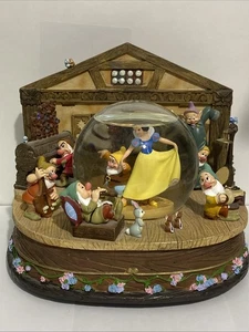 Disney Store Snow White And The Seven Dwarfs Yodel Song Music Box Snow Globe - Picture 1 of 17