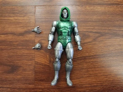 Figura de 6 pulgadas Marvel Legends Secret Wars Doctor Doom de 2023 Avengers paquete de 2 Foto 1 de 4