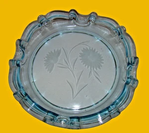 Cenicero de cristal azul claro 19. Jh. Ø 17 cm. grabado floral soplado a mano - Imagen 1 de 4