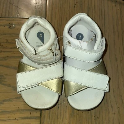 Sandalia Bobux SU blanca con punta abierta vela dorada brumosa, EU 20 Foto 1 de 2