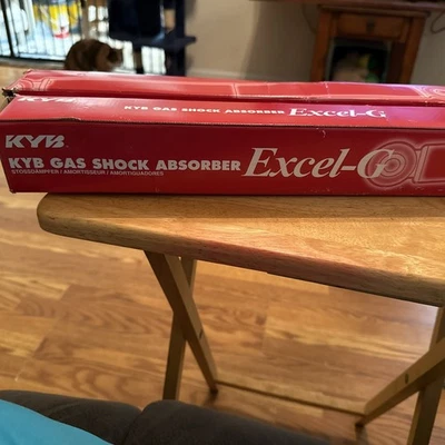 Задний амортизатор 349168 KYB со стороны водителя или пассажира справа слева от водителя/пассажира - Изображение 1 из 4