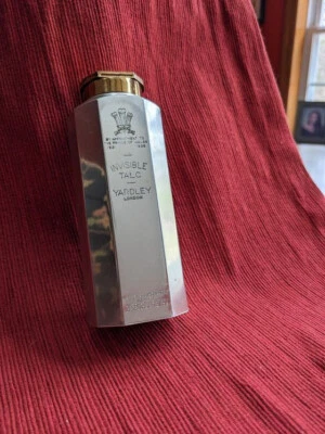 Coctelera de lata de plata de talco invisible Yardley of London de colección - medio llena Foto 1 de 4