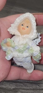 Christbaumschmuck Schnee Baby hält Girlande Schneeflocken Winter - Bild 1 von 5