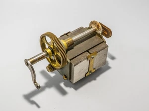 Generatore magnetico telefonico vintage a manovella - primi '900 - ricambi/riparazione - Foto 1 di 10