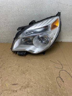 Левая галогенная фара для Chevrolet Equinox 2010–2015 годов левая со стороны водителя DEPO V0100 DW - Изображение 1 из 4