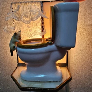 Skurriles Nachtlicht Katze auf Toilette Buntglas Spitze Vintage Deko - Bild 1 von 10