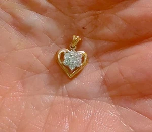 10K Gelbgold Diamant Herz Liebe Thema kleiner Charm Anhänger ((204)) - Bild 1 von 4