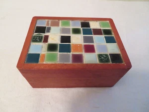 Pequeña caja de baratija de joyería de madera de mosaico de mediados de siglo de mediados de siglo firmada? TAL CUAL - Imagen 1 de 8