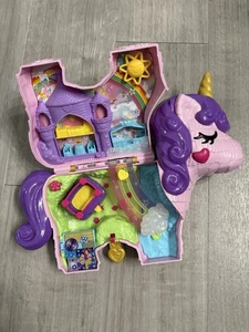 Polly Pocket 2-in-1 Reisespielset Einhorn Spielzeug Reisekoffer - Bild 1 von 3