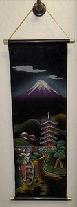 VINTAGE SAMT HANDBEMALTER GOBELIN HERGESTELLT IN JAPAN GEISHA & PAGODE-BERG  - Bild 1 von 4