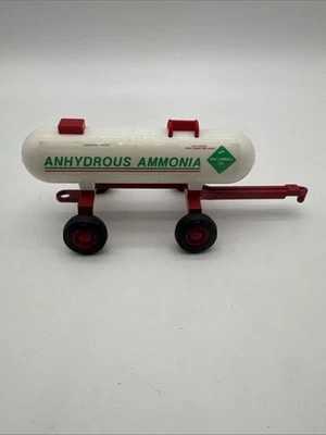 Ertl Case IH International бак для безводного аммиака, красные ободы, 1/64 - Изображение 1 из 4