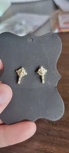 Orecchini croce tono oro con pietre preziose - Foto 1 di 6