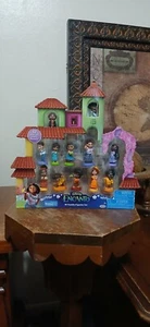 Disney Encanto Film Walmart Exklusiv Mi Familia 12 Mini Figuren Set Spielzeug Neu - Bild 1 von 12