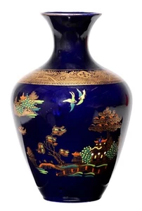 Eine John Tams Kobalt gemahlene Steingutvase mit Chinoiserie-Dekoration, c1930, - Bild 1 von 9
