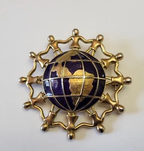 VTG WORLD BROOCH-PEOPLE HOLDING HANDS SURRROUNDING IT-BLUE ENAMEL GOLDTONE-2 3/4 - Picture 1 of 2