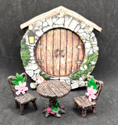 Puerta de hadas miniatura con mesa de resina y 2 sillas para decoración interior de jardín Foto 1 de 4