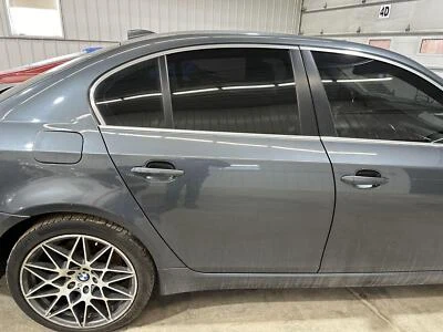 08-10 PUERTA TRASERA DERECHA PASAJERO BMW 528I PINTURA GRIS PLATINO A68 Foto 1 de 4