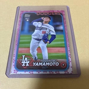 Topps Japan Edition Yoshinobu Yamamoto Sakura Parallel Rookie Card dal Giappone - Foto 1 di 3