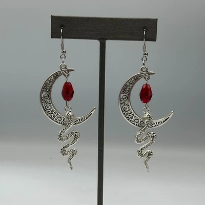 Висячие серьги-полумесяцы со змеей серебристые красные драгоценные камни готические богемное небесное - Изображение 1 из 4