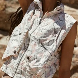 FP Movement Off The Grid Lightweight Printed Vest NWT Large - Picture 1 of 8