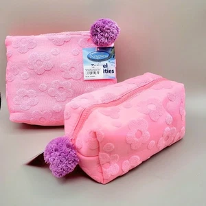 Conjunto de bolsa de cosméticos Naturally by Kingsley rosa sobre rosa margaritas, pompones morados nuevos con etiquetas - Imagen 1 de 6