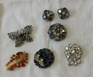Vintage LOT of Costume Jewelry Signed WEISS Brooch / Pins, Clip On Earrings -L - Picture 1 of 23