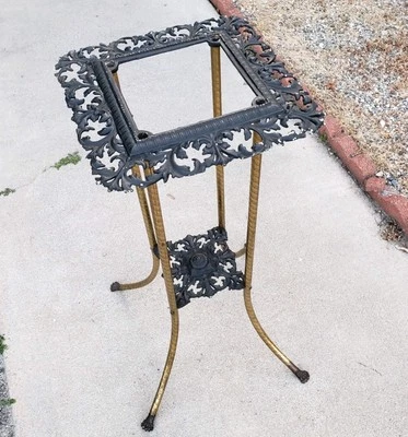 Antigua lámpara de aceite Art Nouveau/soporte de exhibición de plantas - negro y dorado con patas de garra Foto 1 de 4