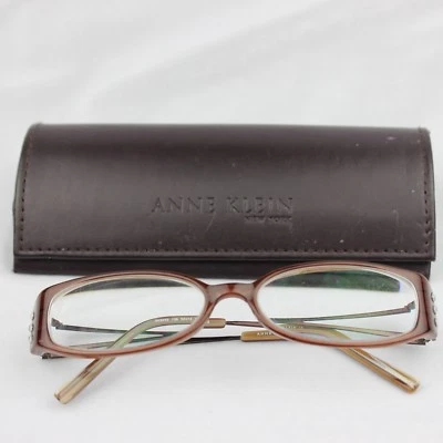 Estuche con marco de plástico y metal jaspeado Anne Klein 8049 para mujer 136 52/15  Foto 1 de 4