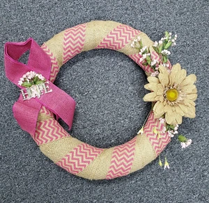 Corona de arpillera Chevron rosa para concientización sobre el cáncer de mama esperanza hecha a mano - Imagen 1 de 1