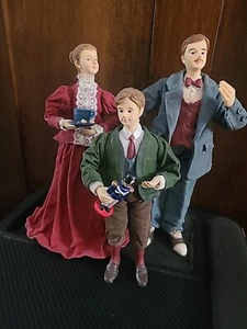 Vintage Weihnachtsfiguren viktorianischer Clothique Stil Mann Frau & Junge - Bild 1 von 6