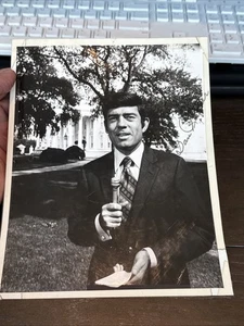 Fotografía original vintage de la Casa Blanca de Dan Rather autografiada de la década de 1960  - Imagen 1 de 5