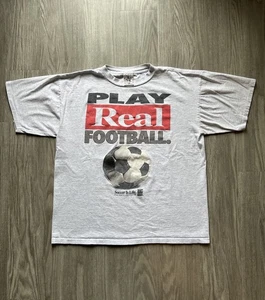 Camiseta deportiva vintage Big Ball "Jugar fútbol real" Soccer Is Life XL puntada única - Imagen 1 de 9