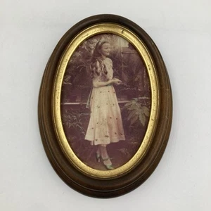 Vintage gerahmtes Foto von Mädchen im Garten - ovaler Holzrahmen 18 cm x 12 cm - Bild 1 von 7