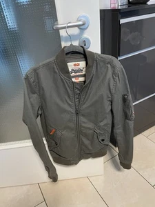 Superdry Kinderjacke Jacke Olivgrün Größe XS Neuwertig  - Bild 1 von 5