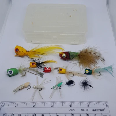Lote De Colección Pesca Con Mosca De 12 Moscas Poppers Hormigas Moscas Secas En Plano Micro Caja Foto 1 de 4