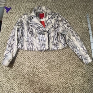 NUEVO CON ETIQUETAS Chaqueta Jennifer Lopez Mujer XS Piel de Serpiente Suave Vegano Cuero Estampado Moto Crop - Imagen 1 de 7