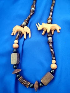 Holz afrikanische Safari Halskette, handgeschnitztes Holz, Elefant, Nashorn und Perlen 29" - Bild 1 von 6
