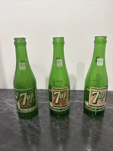 3 VINTAGE GLAS 7UP FLASCHEN - 7 OZ - GRÜNES GLAS Top Zustand - Bild 1 von 3