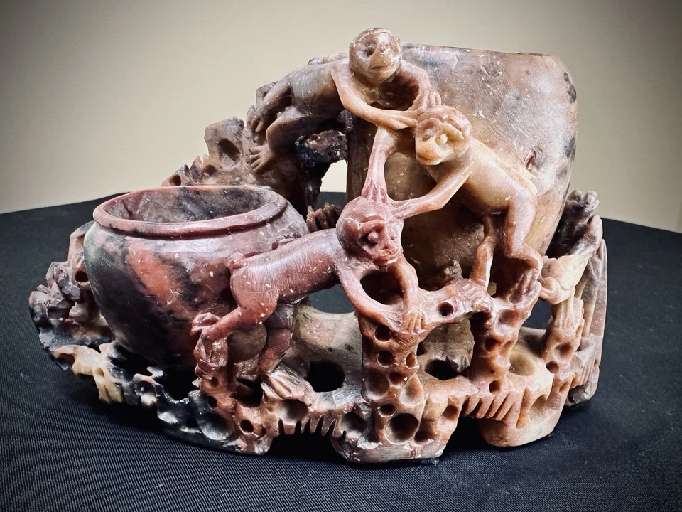 Винтажная китайская щетка для мыльного камня — резные обезьяны и ажурная сцена, середина века - Изображение 1 из 4