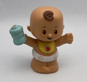 Fisher Price Little People Figur 2018 BABY Windel & Lätzchen Flasche braune Haare - Bild 1 von 4