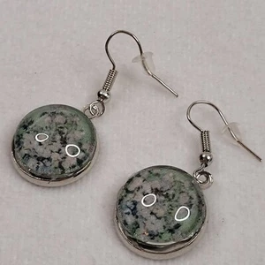 Handgefertigte silberfarbene Ohrringe blaue Blume Harz Boho Natur - Bild 1 von 4