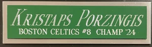 TARGHETTA KRISTAPS PORZINGIS CELTICS AUTOGRAFATA Firmata Pallacanestro-MAGLIA-FOTO - Foto 1 di 4