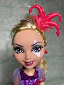 Monster High Ever After Courtly Jester and she primo capitolo bambola in pensione HTF - Foto 1 di 5