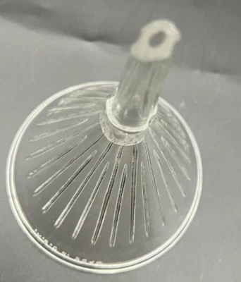 Embudo acanalado transparente de 4 oz hecho en Estados Unidos Foto 1 de 4