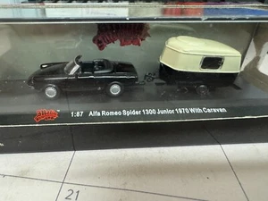 MALIBU INTERNATIONAL ALFA ROMEO SPIDER 1300 JUNIOR 1970 W/CARAVAN 1:87 - Picture 1 of 4